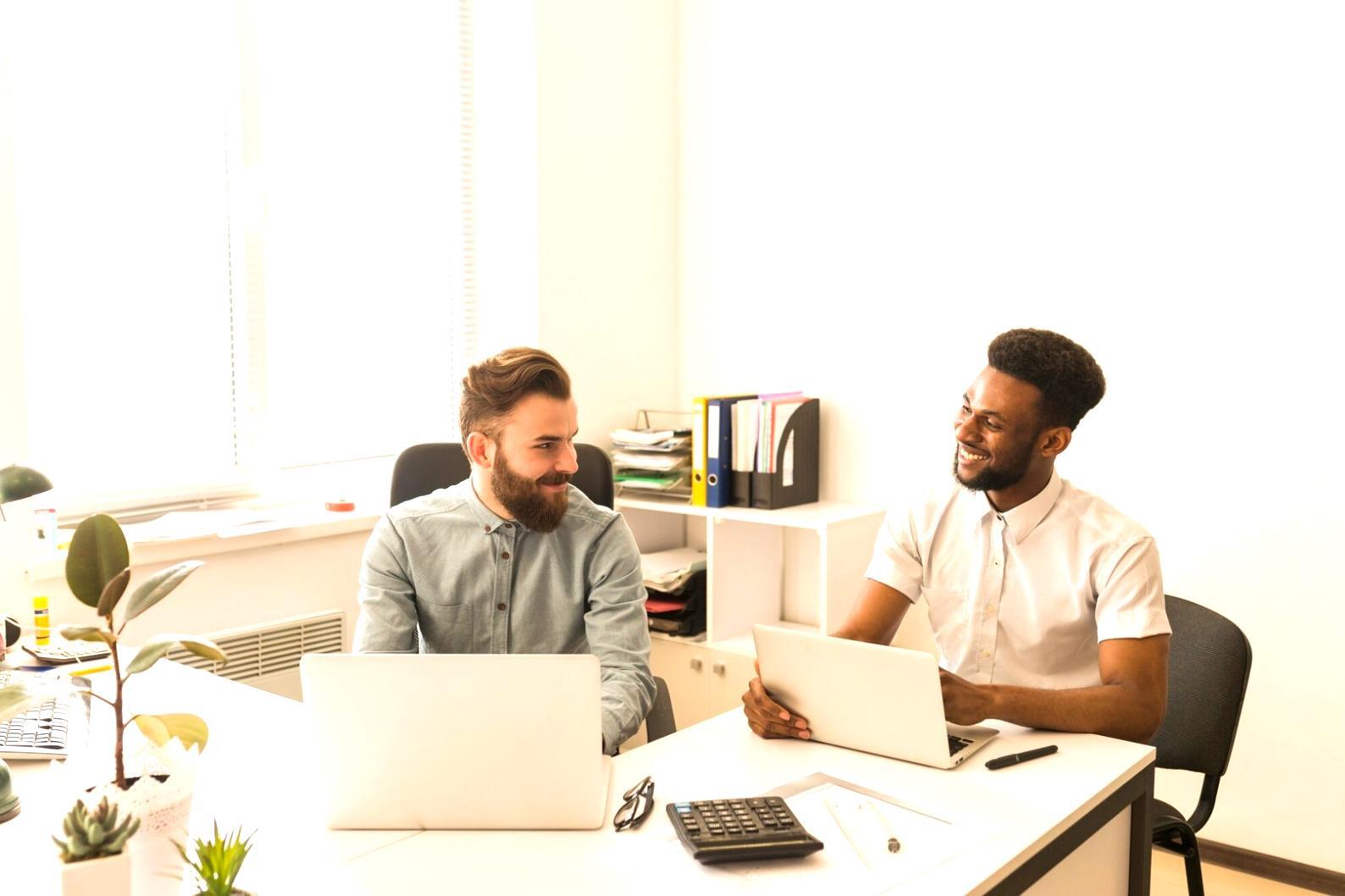 Творча майстерня письменника з блокнотами та ідеями